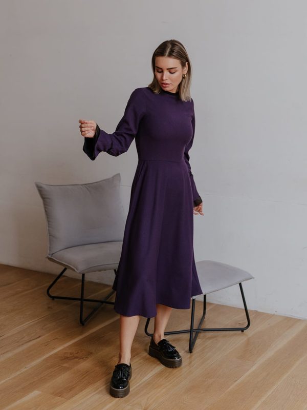 Длинное фиолетовое платье из шерсти