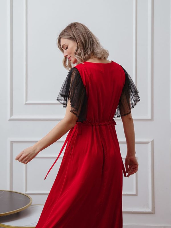 Красное шелковое платье с рукавами из сетки