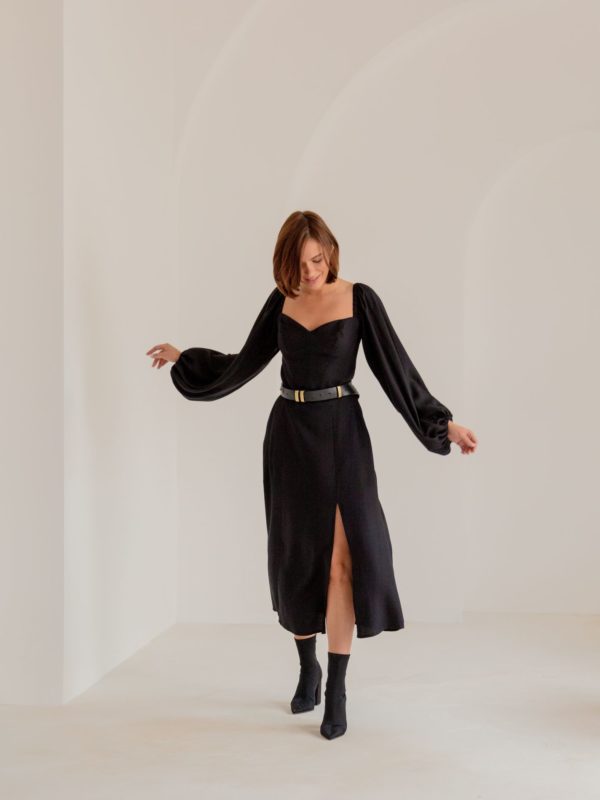 Платье-бра черное с разрезом и объемными рукавами 