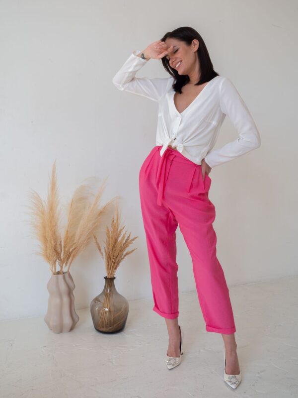Ярко-розовые брюки с защипами
