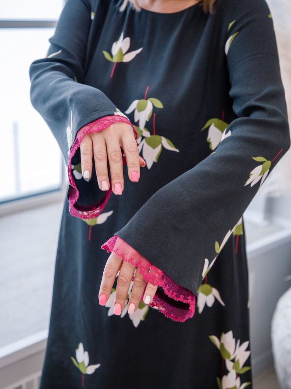 Платье мини трапеция темно-жемчужного цвета с цветочным рисунком