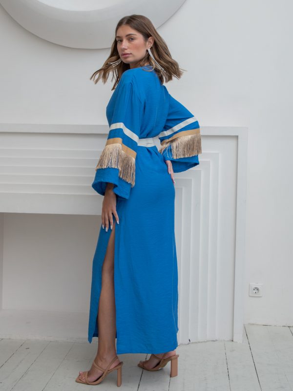Лазурно-синее платье с бахромой на рукавах 