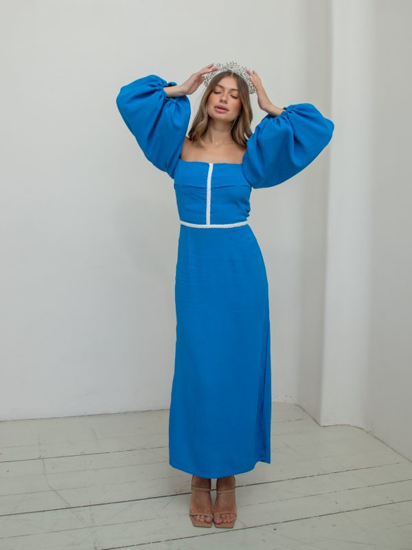 Лазурно-голубое платье с пышными рукавами буфами