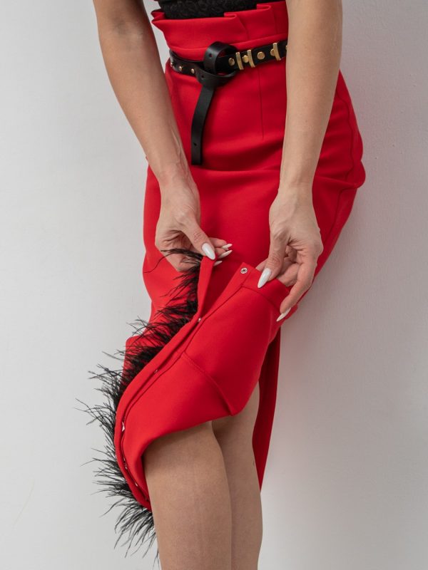 Красная силуэтная юбка миди с перьями